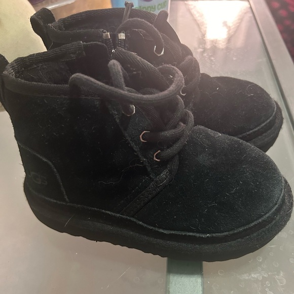 Toddler Uggs size 9 - Picture 1 of 4